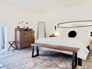 1 bedroom, iron/ironing board, WiFi, bed sheets - Central, King Oversized Studio Close to UofA and Gem Show (Tucson)