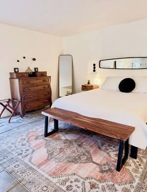 1 bedroom, iron/ironing board, WiFi, bed sheets - Central, King Oversized Studio Close to UofA and Gem Show (Tucson)