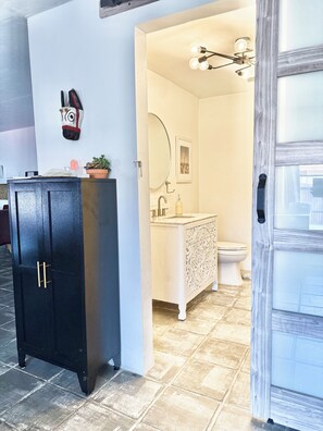 Interior - Central, King Oversized Studio Close to UofA and Gem Show (Tucson)