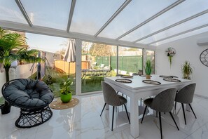 Outdoor dining - Gîte “La Douce Échappée” with Private Pool, Wi-Fi, and Air Conditioning (Trèbes)