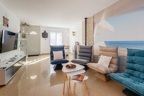 Tv, eldstad och ett bordtennisbord