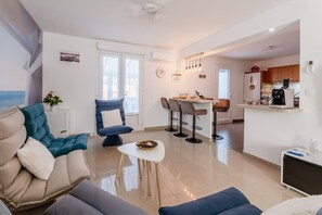 TV, fireplace, ping pong - Gîte “La Douce Échappée” with Private Pool, Wi-Fi, and Air Conditioning (Trèbes)