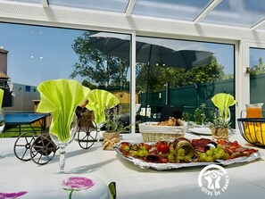 Dining - Gîte "La Douce Échappée" with Private Pool, Wi-Fi and Air Conditioning (Trèbes)