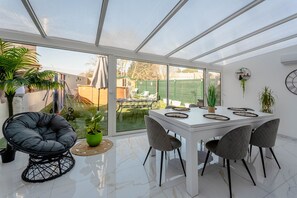 Dining - Peaceful Retreat with Private Pool, Jacuzzi, Wi-Fi, and Air Conditioning (Trèbes)