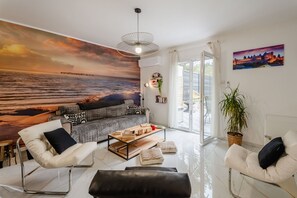 TV, lareira, mesa de pingue-pongue