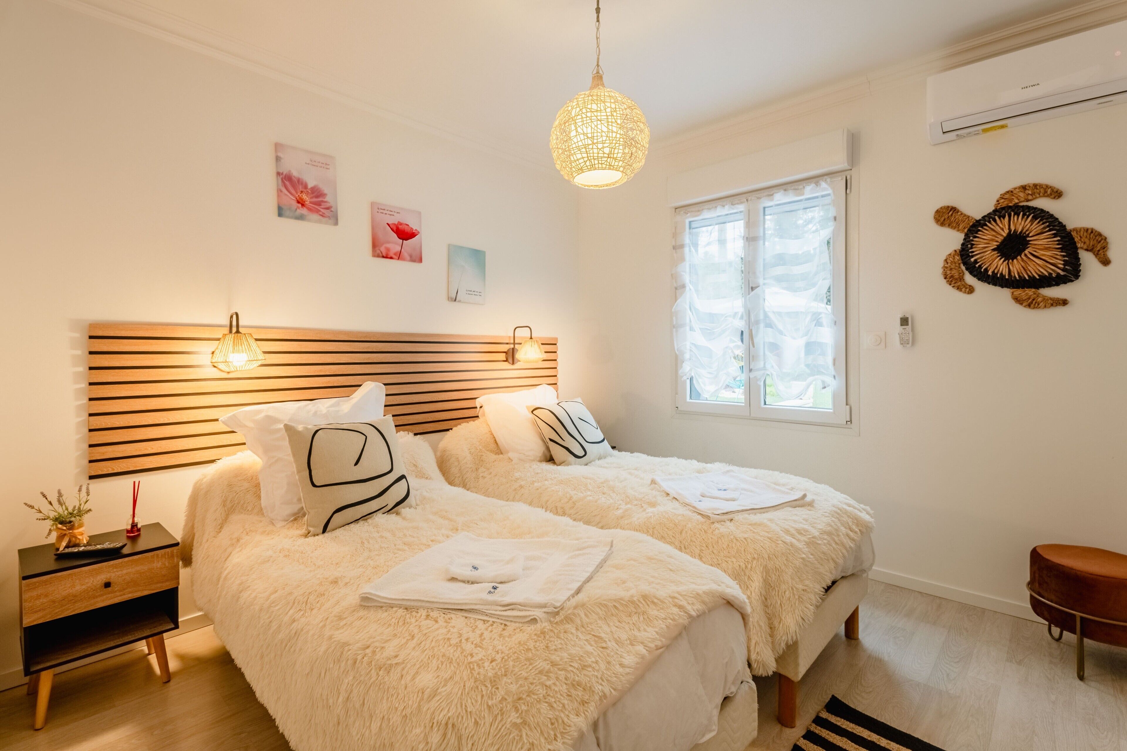 Tabla de planchar con plancha, wifi y ropa de cama 