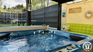Outdoor spa tub - L'echappee belle: A Pure Well-Being Retreat 2 Minutes from Carcassonne Medieval City (Carcassonne)