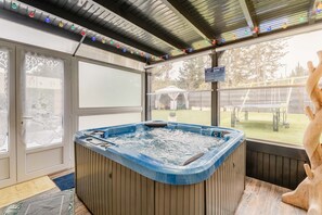 Interior - Peaceful Retreat 2 Minutes from Carcassonne Medieval City with Private Pool, Jacuzzi, WiFi, AC (Carcassonne)