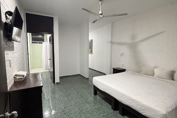 Habitación doble económica | Espacio para trabajar con laptop