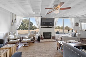 Smart TV, videojuegos, reproductor de DVD y tenis de mesa 