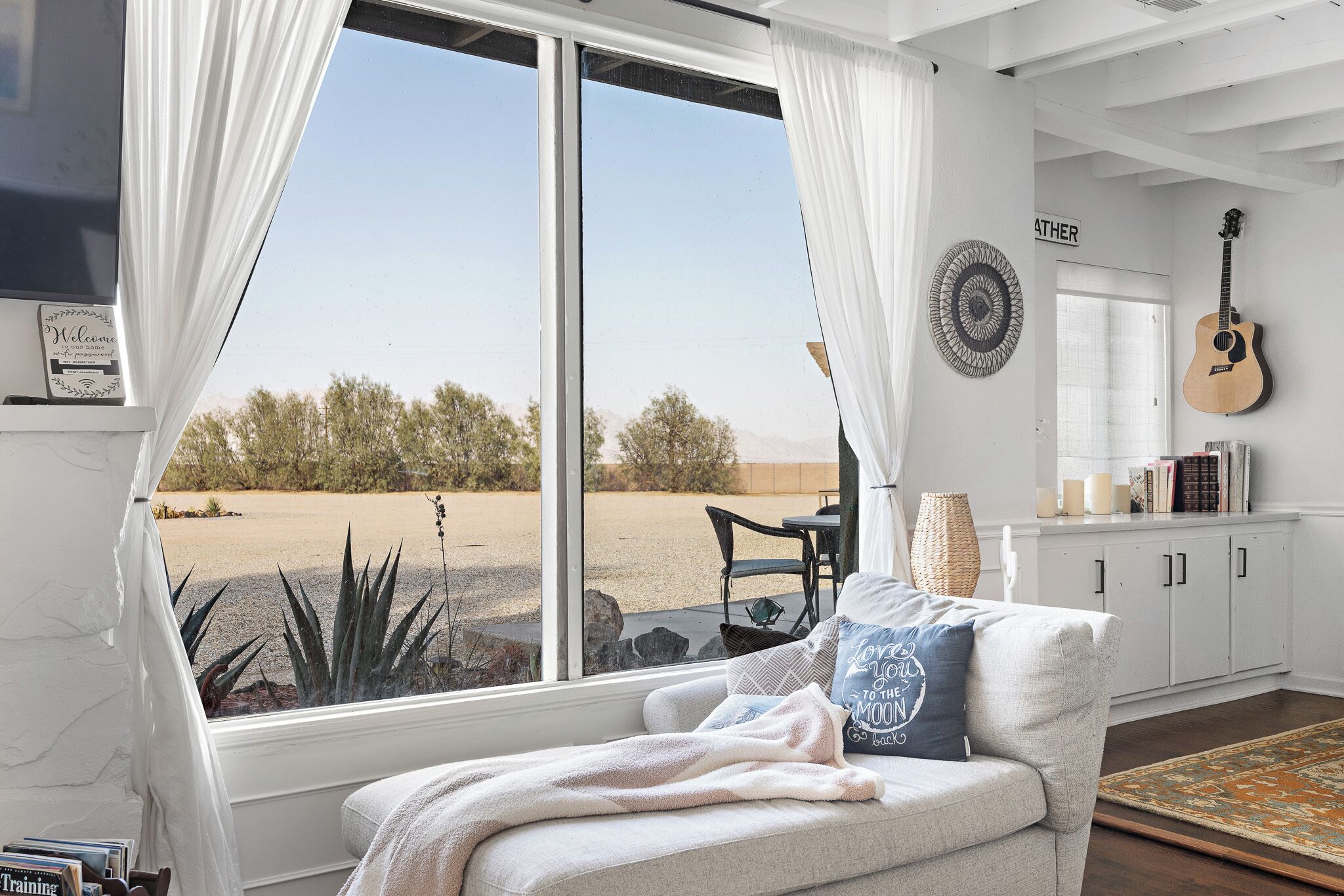 Smart-tv, tv-spel, dvd-spelare och ett bordtennisbord