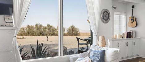 Smart-tv, tv-spel, dvd-spelare och ett bordtennisbord