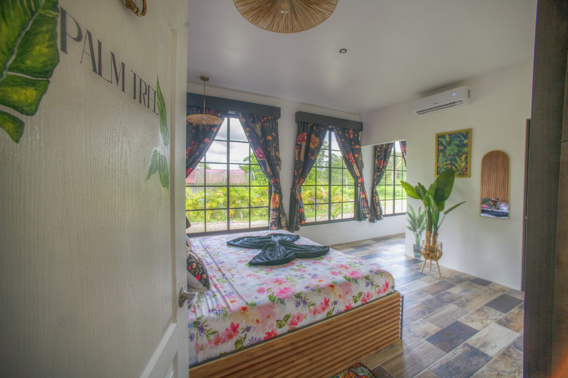 4 chambres, coffres-forts dans les chambres, fer et planche à repasser