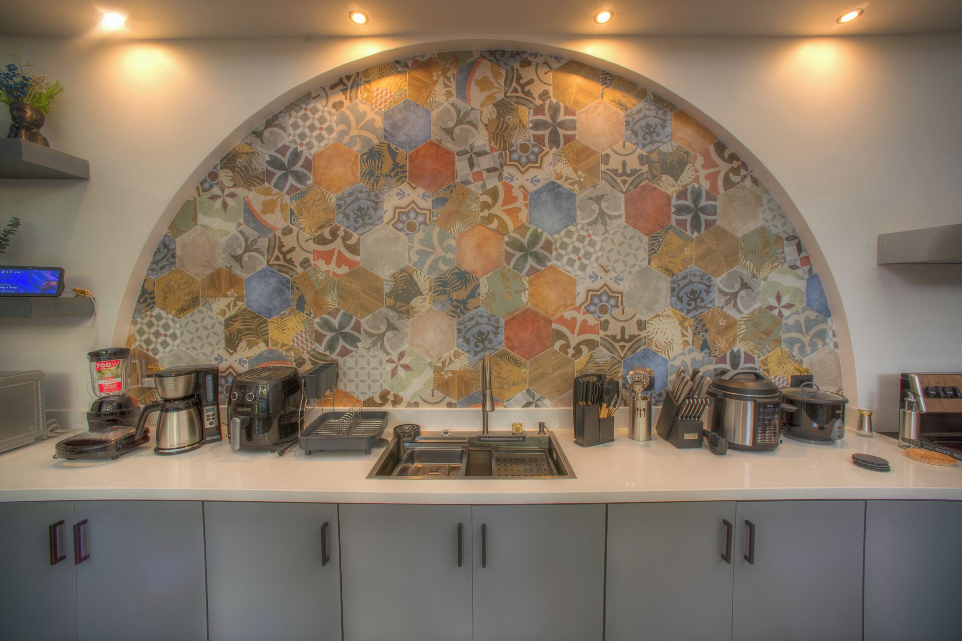 Réfrigérateur, micro-ondes, four, plaque de cuisson