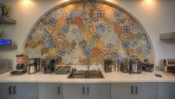 Réfrigérateur, micro-ondes, four, plaque de cuisson