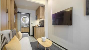 Habitación estándar doble | Zona de estar | Smart TV de 30 pulgadas con canales digitales