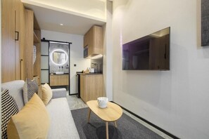 Quarto casal standard | Área de estar | Smart TV 30 polegadas com canais digitais