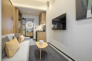 Doppia Standard | Area soggiorno | Smart TV 30 pollici con canali digitali