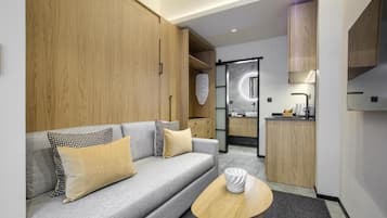 Habitación estándar doble | Zona de estar | Smart TV de 30 pulgadas con canales digitales