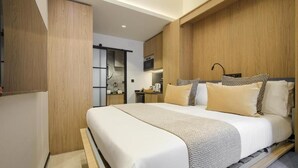 Una camera da letto moderna con un letto grande, pannelli in legno e un armadio a muro.