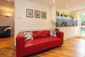 TV, books - Cosy 3 Bedroom House near River Thames - Pass the Keys (Reading)