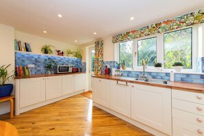 Fridge, microwave, oven, dishwasher - Cosy 3 Bedroom House near River Thames - Pass the Keys (Reading)