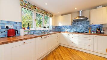 Kjøleskap, mikrobølgeovn, ovn og oppvaskmaskin