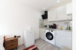 Interior - Peaceful studio, great transport links for London - Pass the Keys (Surrey)