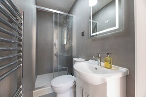 Shower, hair dryer, towels - Peaceful studio, great transport links for London - Pass the Keys (Surrey)