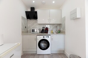 Fridge, microwave, coffee/tea maker, toaster - Peaceful studio, great transport links for London - Pass the Keys (Surrey)