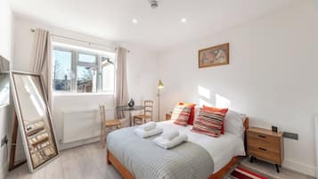 Iron/ironing board, free WiFi, bed sheets