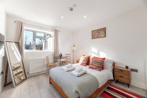 Iron/ironing board, free WiFi, bed sheets - Peaceful studio, great transport links for London - Pass the Keys (Surrey)