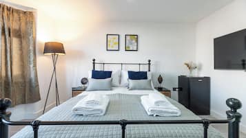 Iron/ironing board, free WiFi, bed sheets