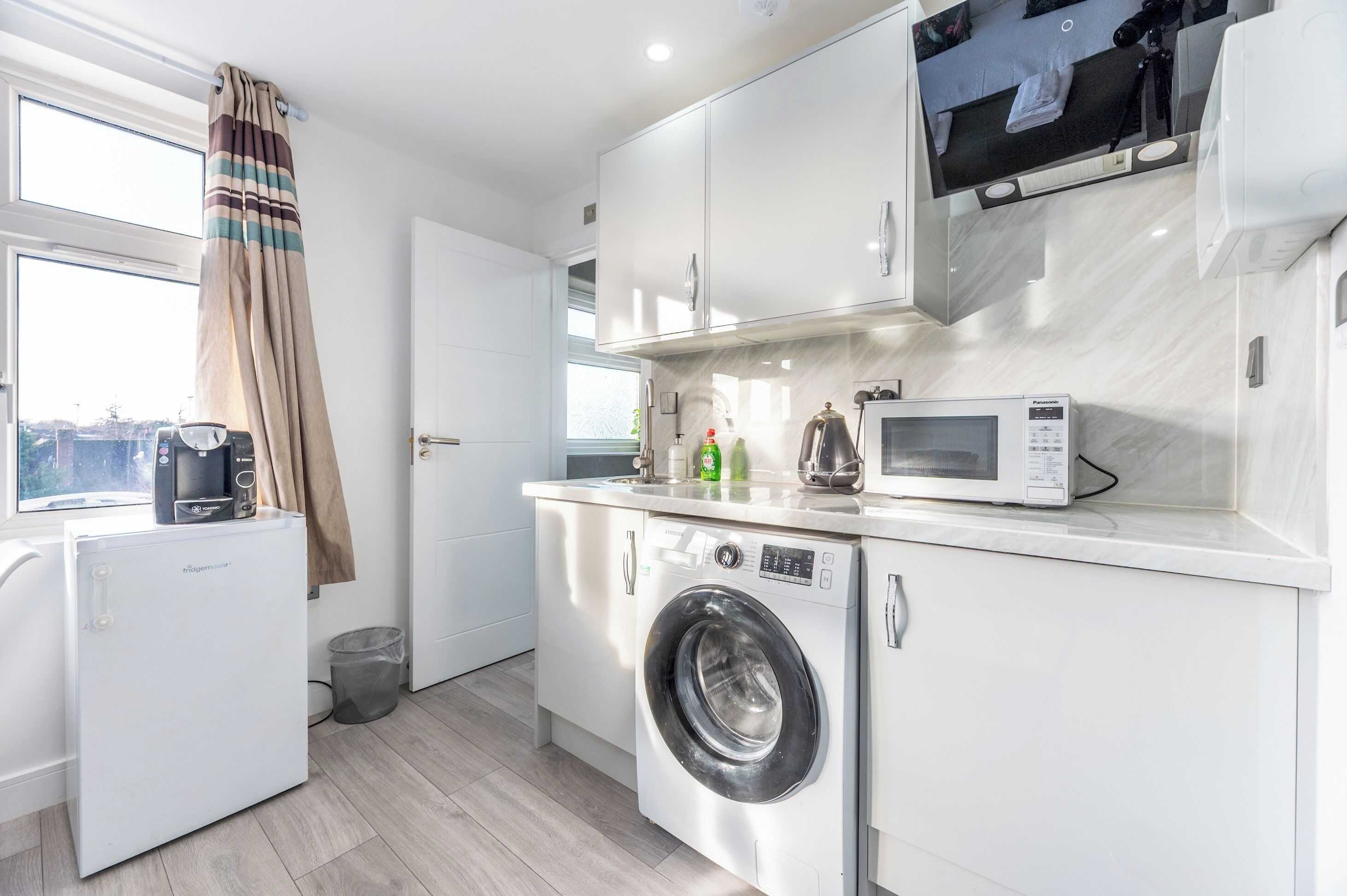 Fridge, microwave, oven, coffee/tea maker