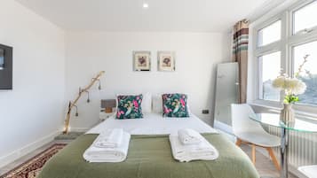 Iron/ironing board, free WiFi, bed sheets