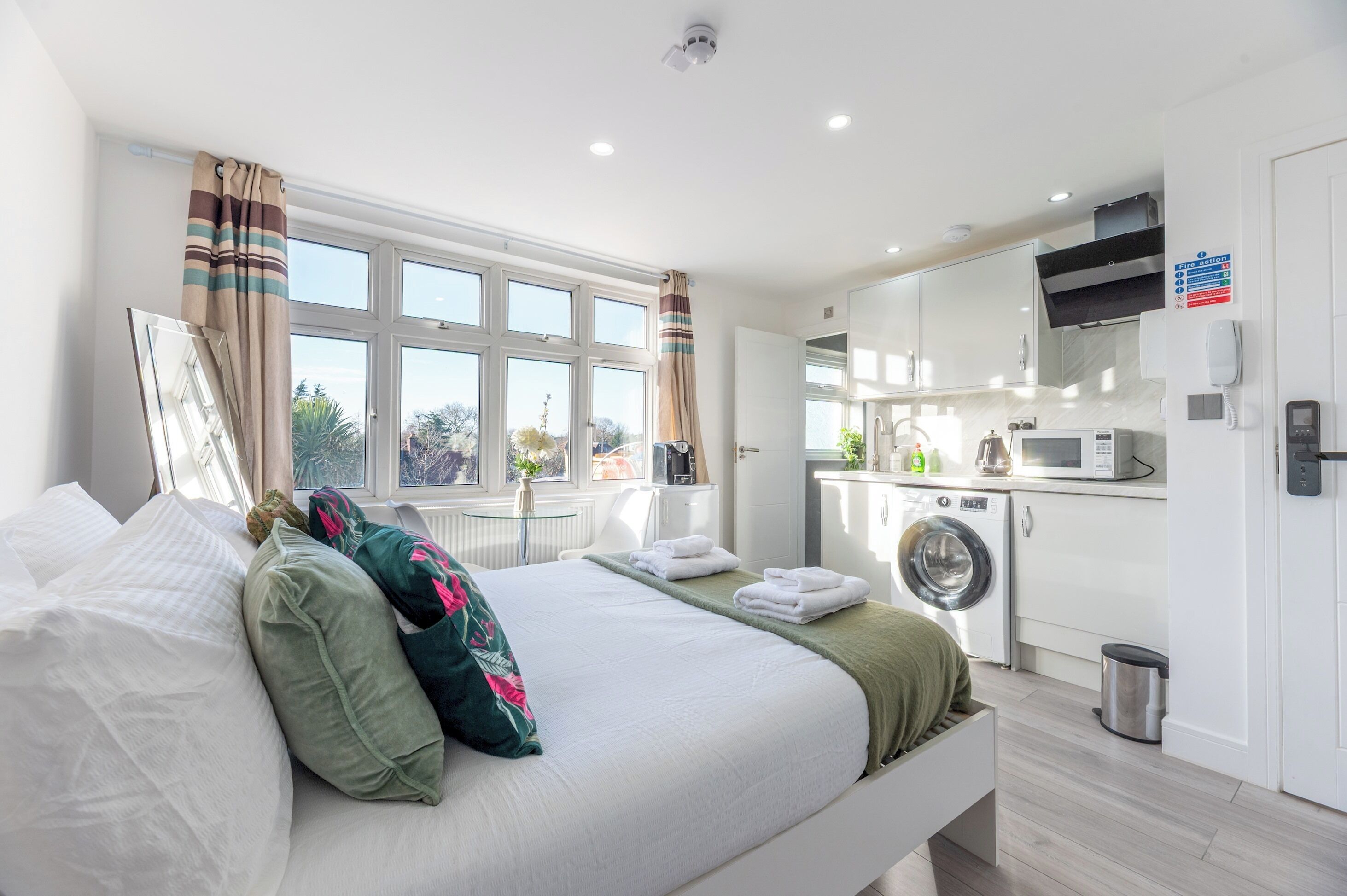 Iron/ironing board, free WiFi, bed sheets