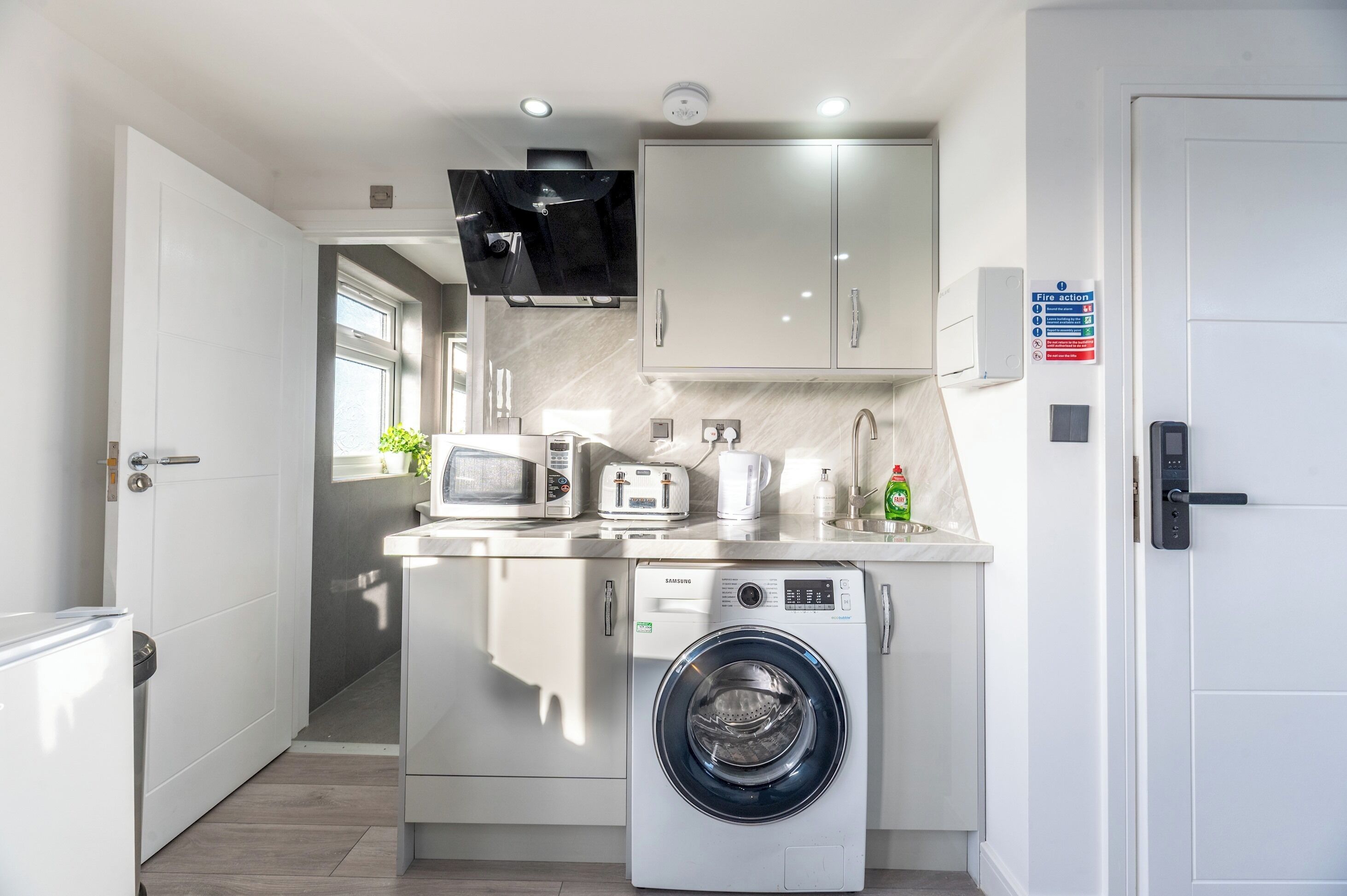 Fridge, microwave, oven, coffee/tea maker