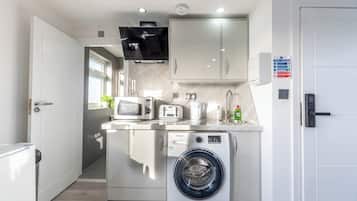 Fridge, microwave, oven, coffee/tea maker