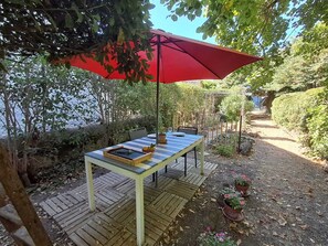 Outdoor dining - Le Petit Molière Gîte for 2 people (Servian)