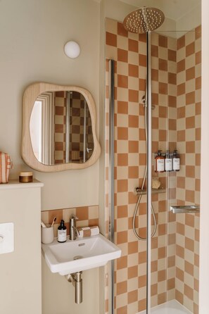 Shower, free toiletries, hair dryer, towels