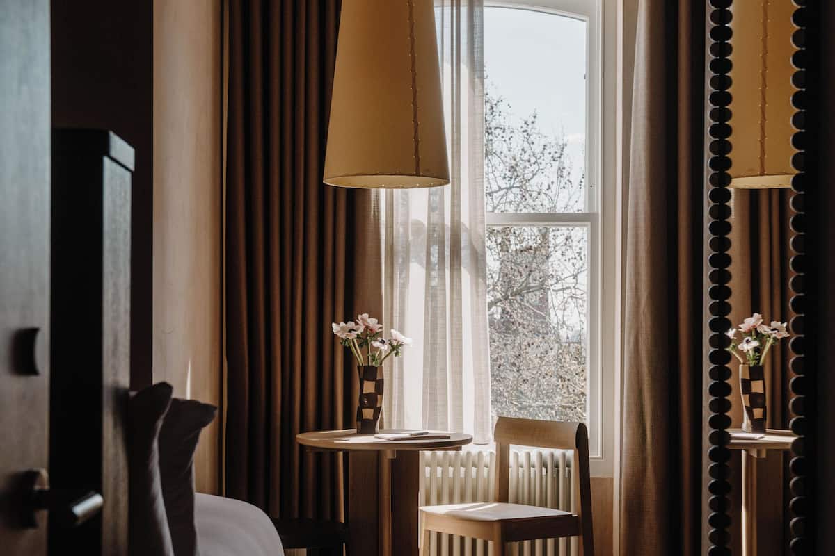 行政开间, 城市景观 | 埃及棉床单、高档床上用品、记忆海绵床垫、办公桌