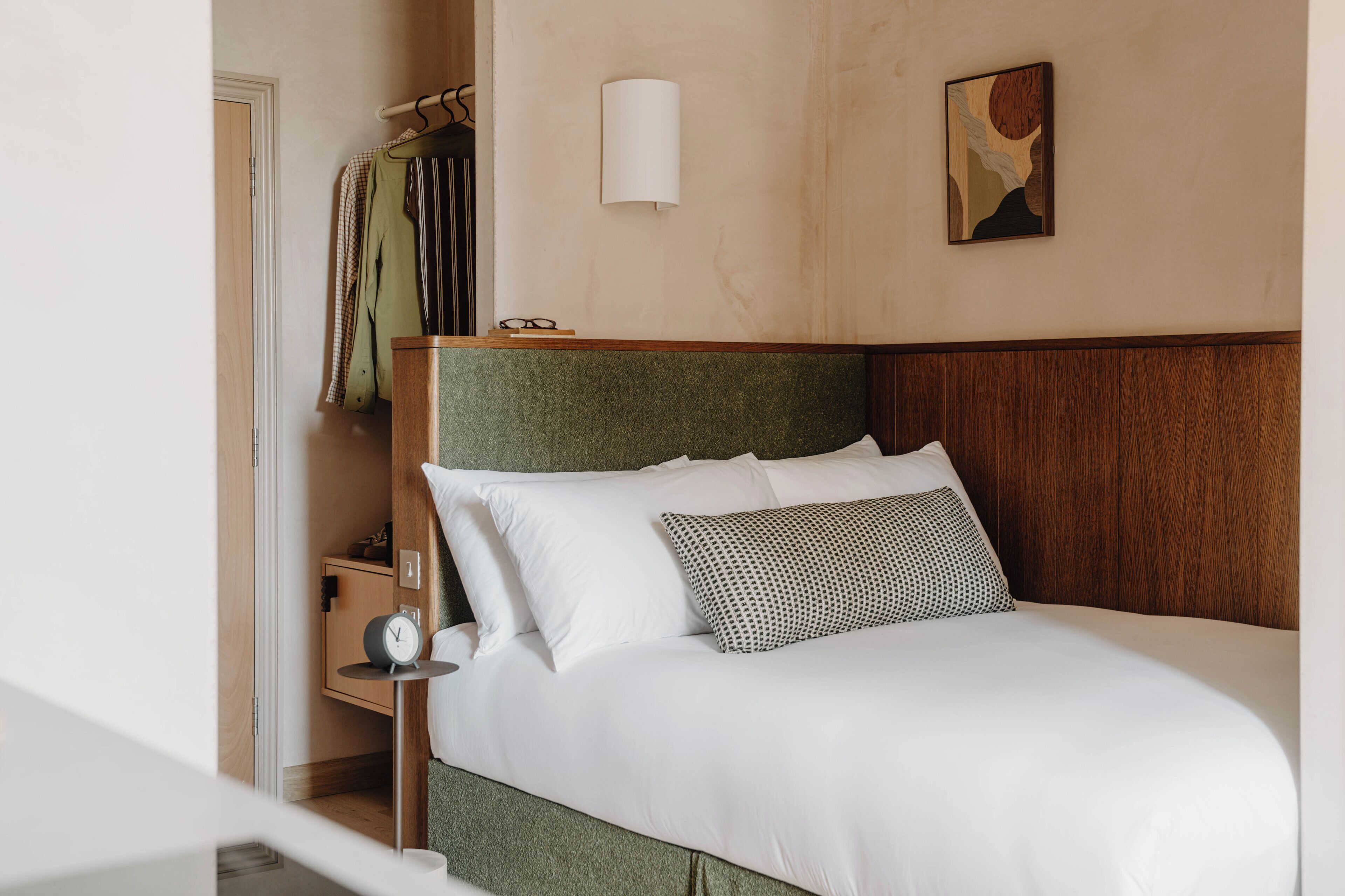 Classic Biggie Studio | Egyptian cotton sheets, premium bedding, memory foam beds, desk