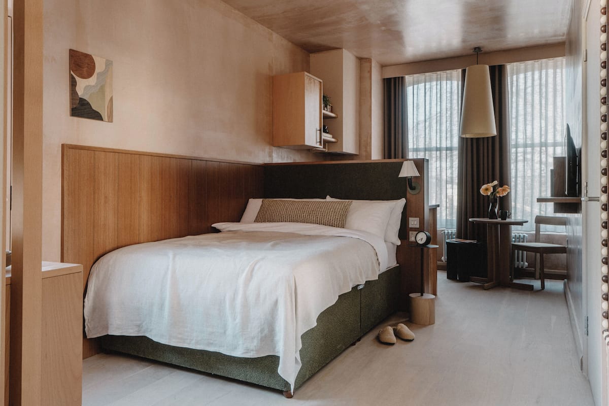 Best In House Studio | Egyptian cotton sheets, premium bedding, memory foam beds, desk