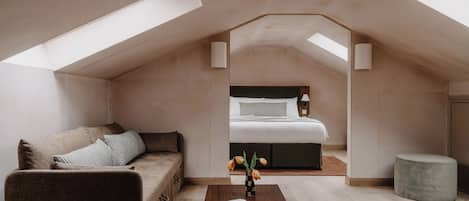 Best In House Studio | Egyptian cotton sheets, premium bedding, memory foam beds, desk