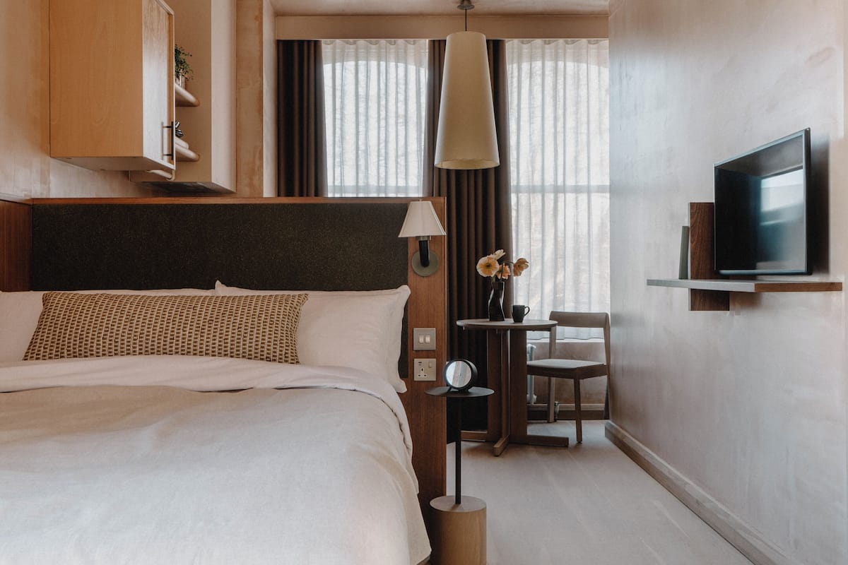 Classic Plus Studio | Egyptian cotton sheets, premium bedding, memory foam beds, desk