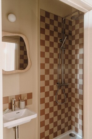 Classic Double Room, City View | Bathroom | Shower, free toiletries, hair dryer, towels - Mason and Fifth - Belsize Park (London)