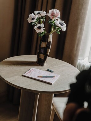 Classic Biggie Studio | Premium bedding, pillowtop beds, laptop workspace, blackout drapes - Mason and Fifth - Belsize Park (London)