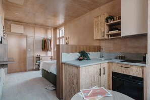 Työpöytä, kannettavalle tietokoneelle sopiva työtila, pimennysverhot