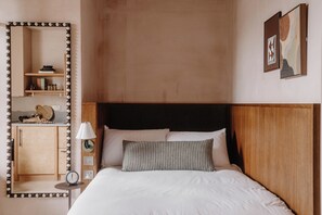 Premium bedding, pillowtop beds, laptop workspace, blackout drapes - Mason and Fifth - Belsize Park (London)