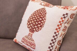A pillow with a floral pattern. - Kalsa - Family Room (Butera Apartments Luxury) (Palermo)
